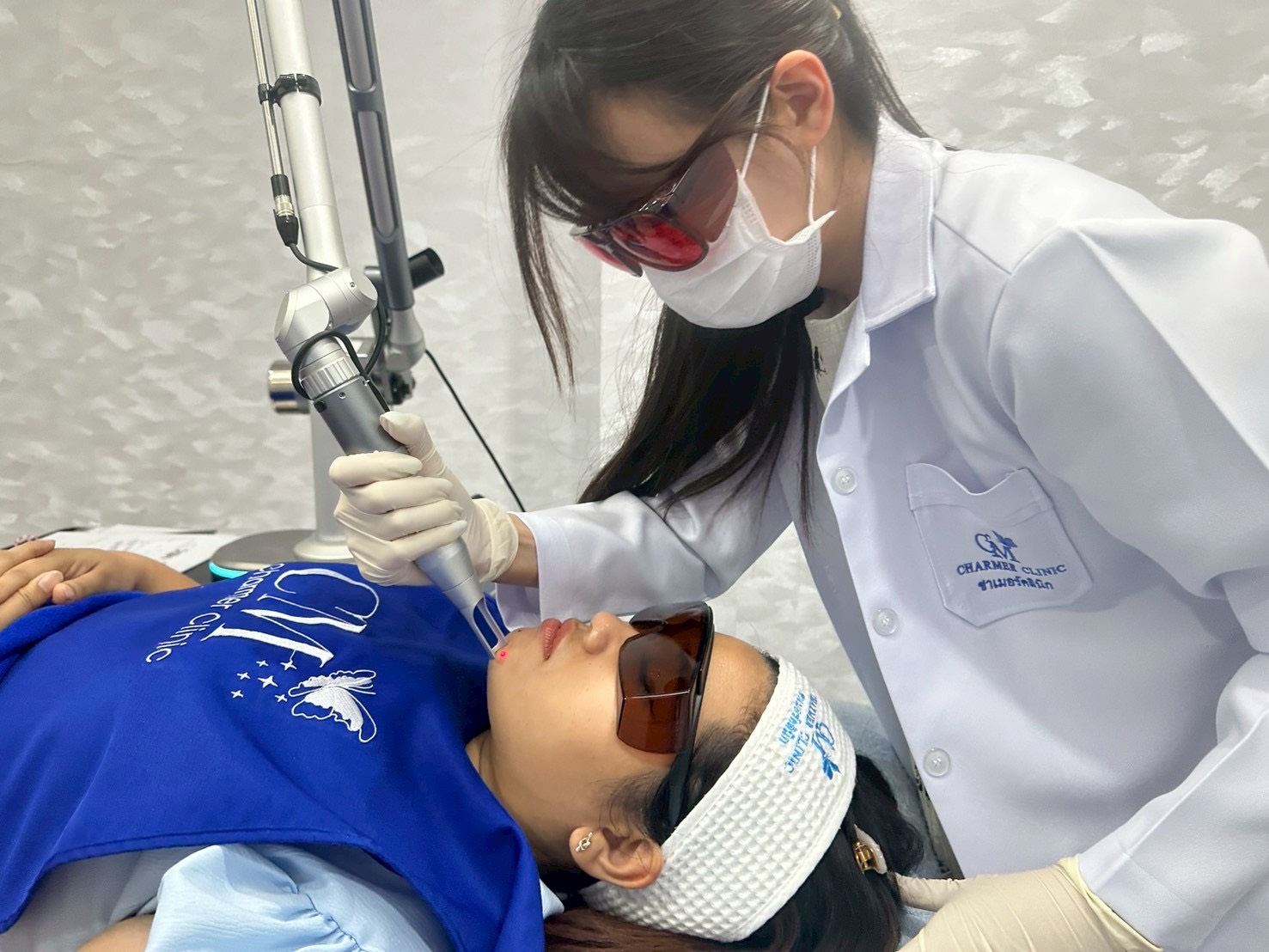 Pico laser treatment being performed at Charmer Clinic Bangkok